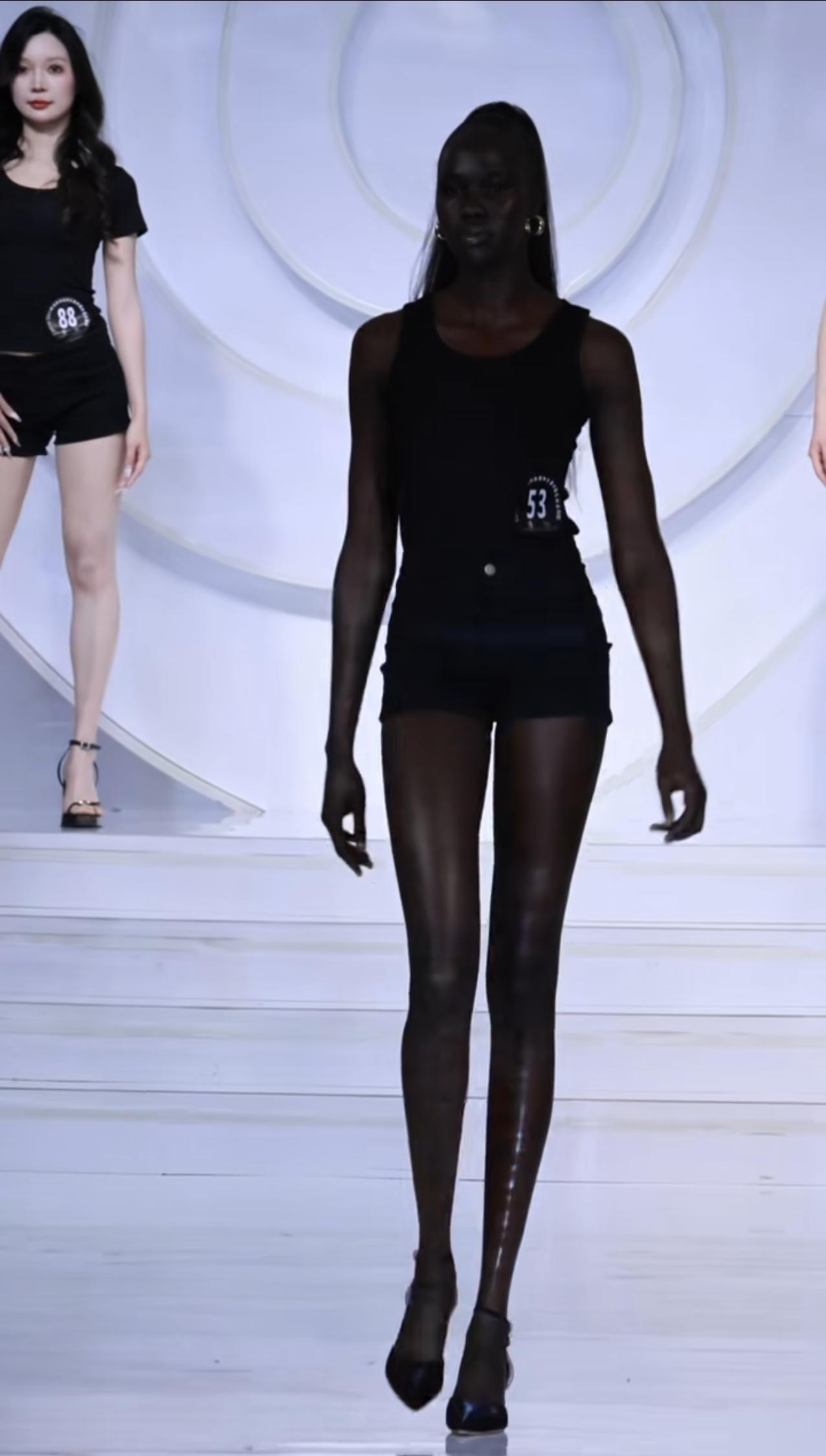 黑人模特为啥会在中国参加模特选拔大赛，抛开脸不谈，就身材这一块不是降维打击吗[泣