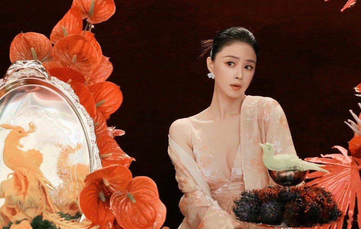 蒋欣真美丽，尤其是第一张！ps:我有点色[大笑][大笑][大笑][哈