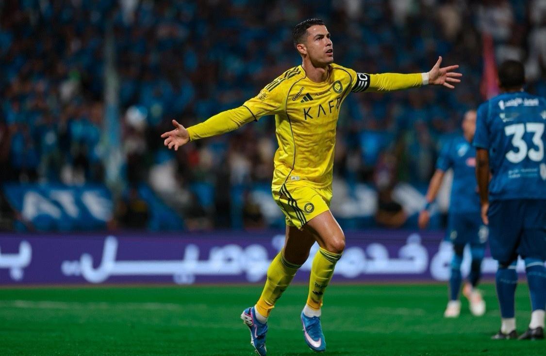 C罗不愧是球迷们的“开心果”！罢赛回归后首场比赛即破门，进球后C罗兴奋的跑到场边