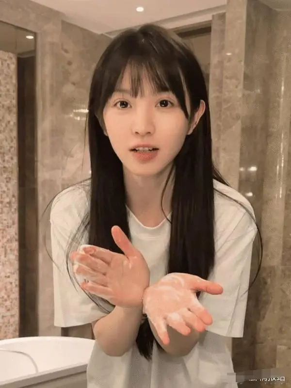 田曦薇素颜，好有辨识度