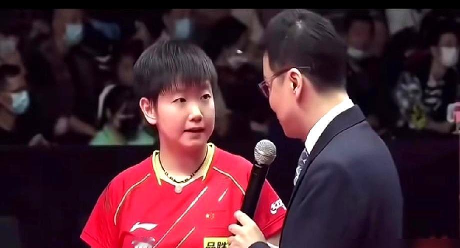 你见过这种场面吗？采访都结束了，全场空气突然凝固——莎莎直接指向角落里那个连话