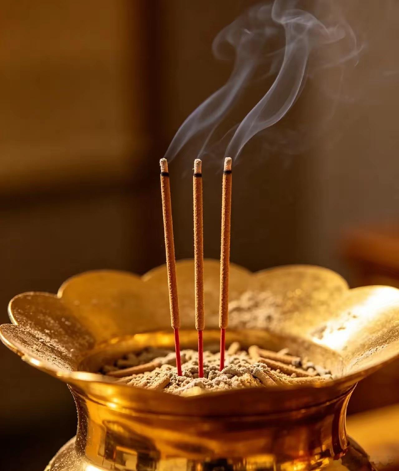 家中上香不能犯的6条禁忌：1，上香不能只上一根，上一根这是飘香。一定要上三根，代