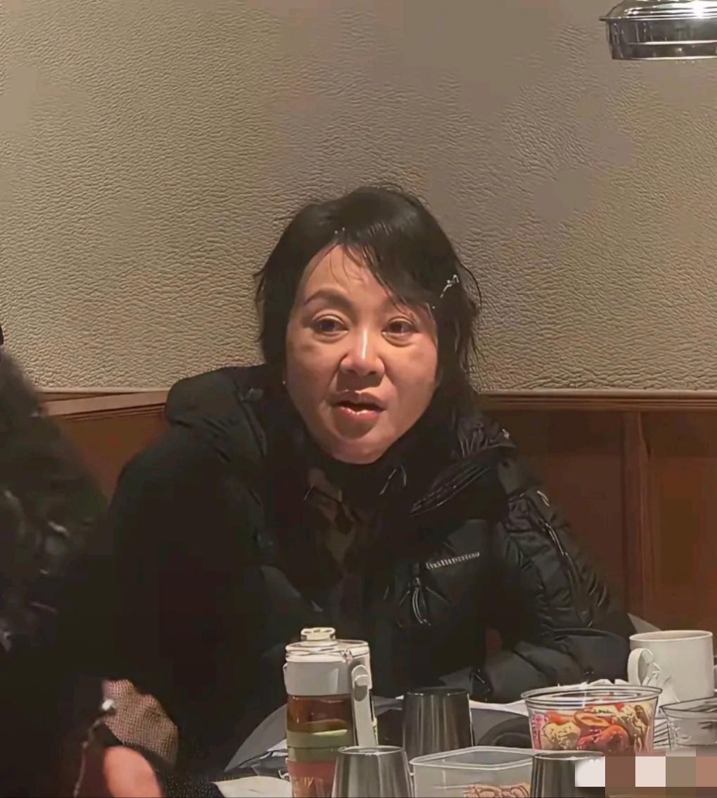 这才是闫妮最真实的状态：面色蜡黄，宽盘大脸，眉膀眼肿，眼袋深刻，法令纹清晰，双下