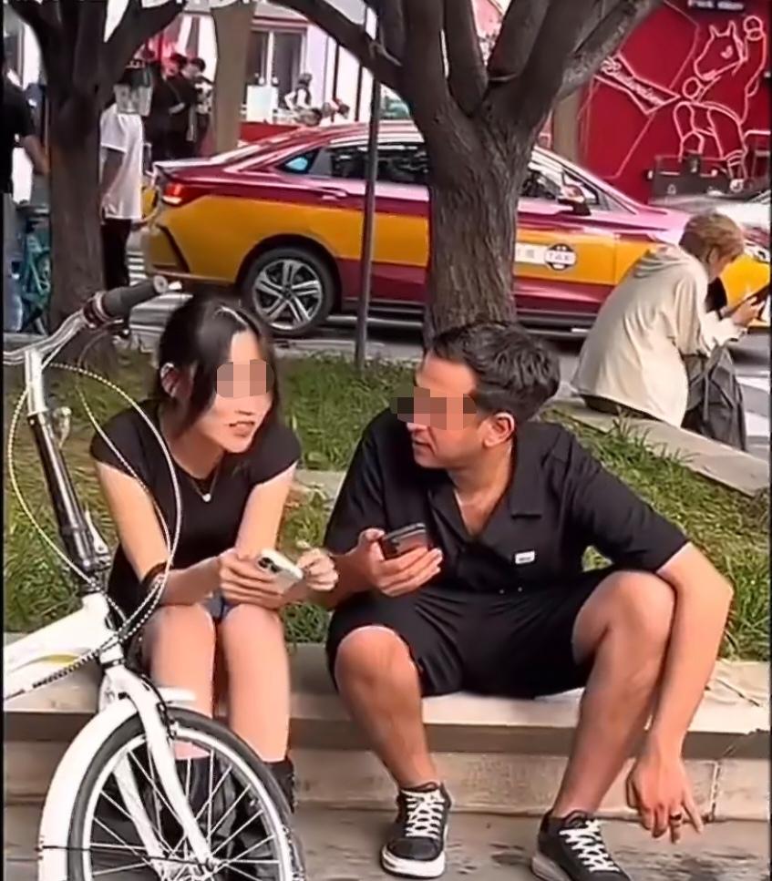 小心被骗财骗色，还有可能被割腰子！一名南亚面孔，在三里屯北体酒吧附近搭讪国人女性