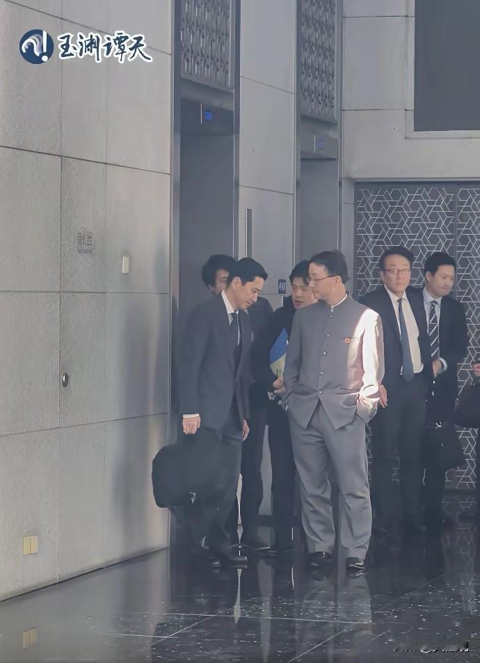 外交名场面，我活了大半辈子，第一次见这种外交情景：中山装，戴着国徽，双手插兜，一