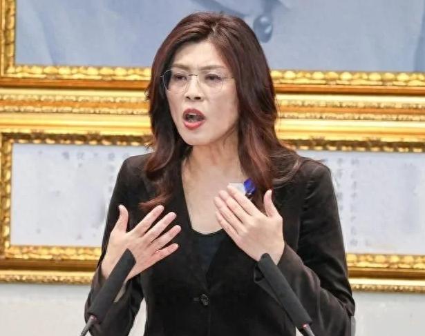 蓝营内讧了！郑丽文与朱立伦这次怕是彻底撕破了脸。8月26日，国民党现任主席郑丽文