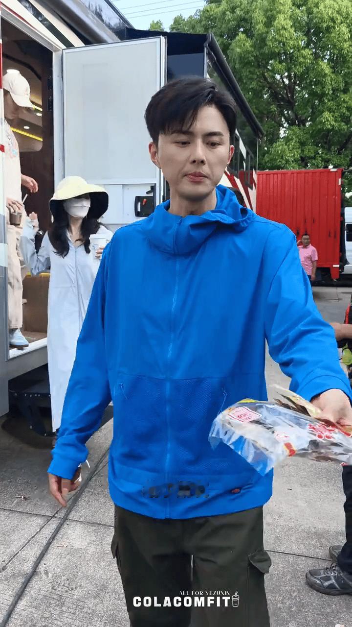 真不像是演的“没被人欺负你吧”41岁叶祖新竟然一脸少年感这也是我第一次没有