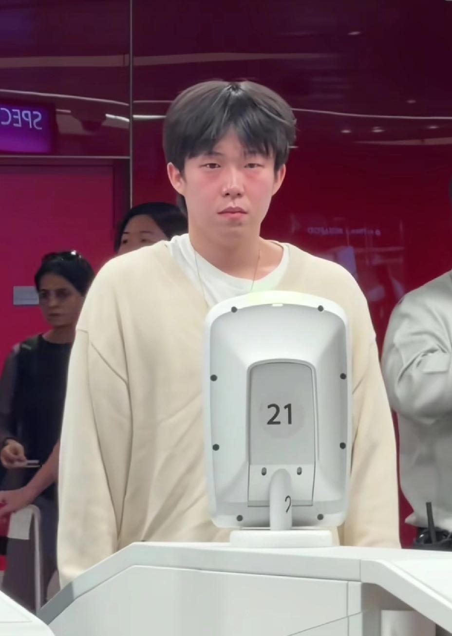 王楚钦这是怎么了？怎么脸这么红。知道他吃海鲜过敏，怎么去海洋馆拍照也过敏了