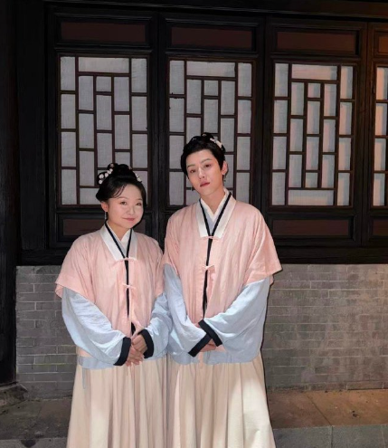 《芬芳喜事》藏着大惊喜！任豪为救太姑奶奶穿女装，粉色服装配同色系妆发，仙气十足，
