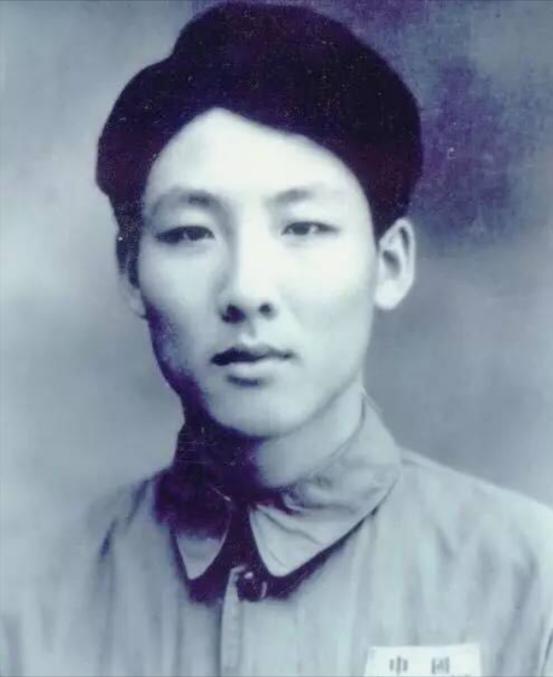 🌞“东方红卫星”超重，孙家栋坚持拆掉毛主席像章，然而周总理却说道:“你看我