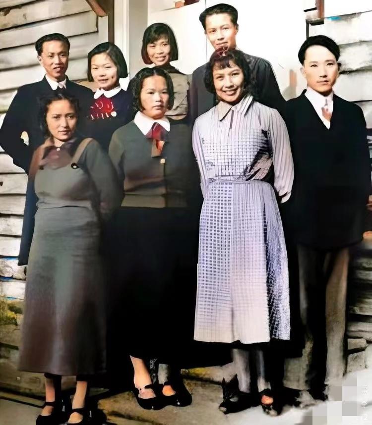 贺子珍与朋友在苏联的珍贵合影，照片拍摄于1939年，身在异国他乡的贺子珍过得并不