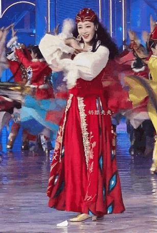 春晚段子大考春晚今年的热巴VS去年的热巴。今年歘一下出来。去年：一脚踢飞暖宝宝