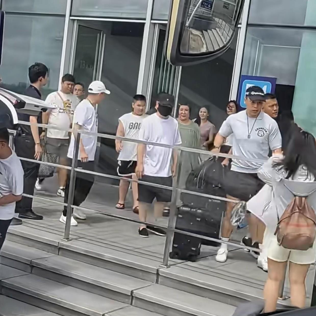 德云社董事长王惠近照被晒，小部分网友很是惊讶，直呼王惠友吃胖了！对于这小部分网友