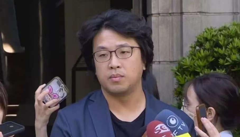 沈泊洋这事儿闹得沸沸扬扬,他听到大陆那边把他列为涉嫌分裂国家的嫌疑人,立马就慌了