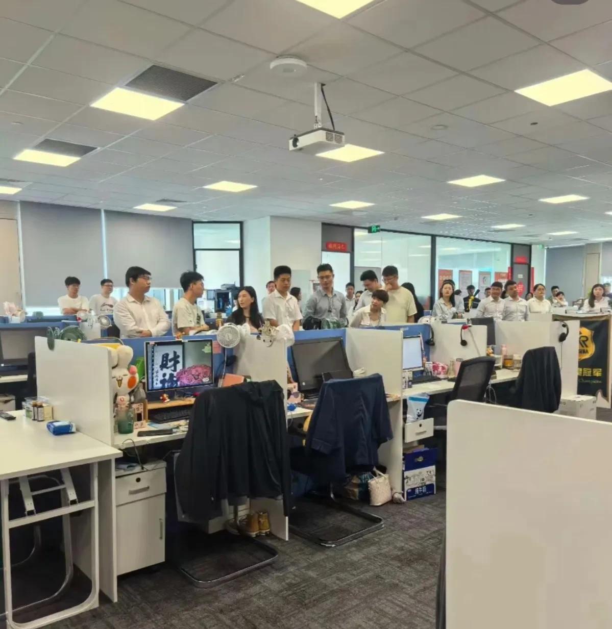 职场扎心版“一劳永逸从根本上解决问题”[笑着哭]公司原来为了方便工人们电动车通勤，
