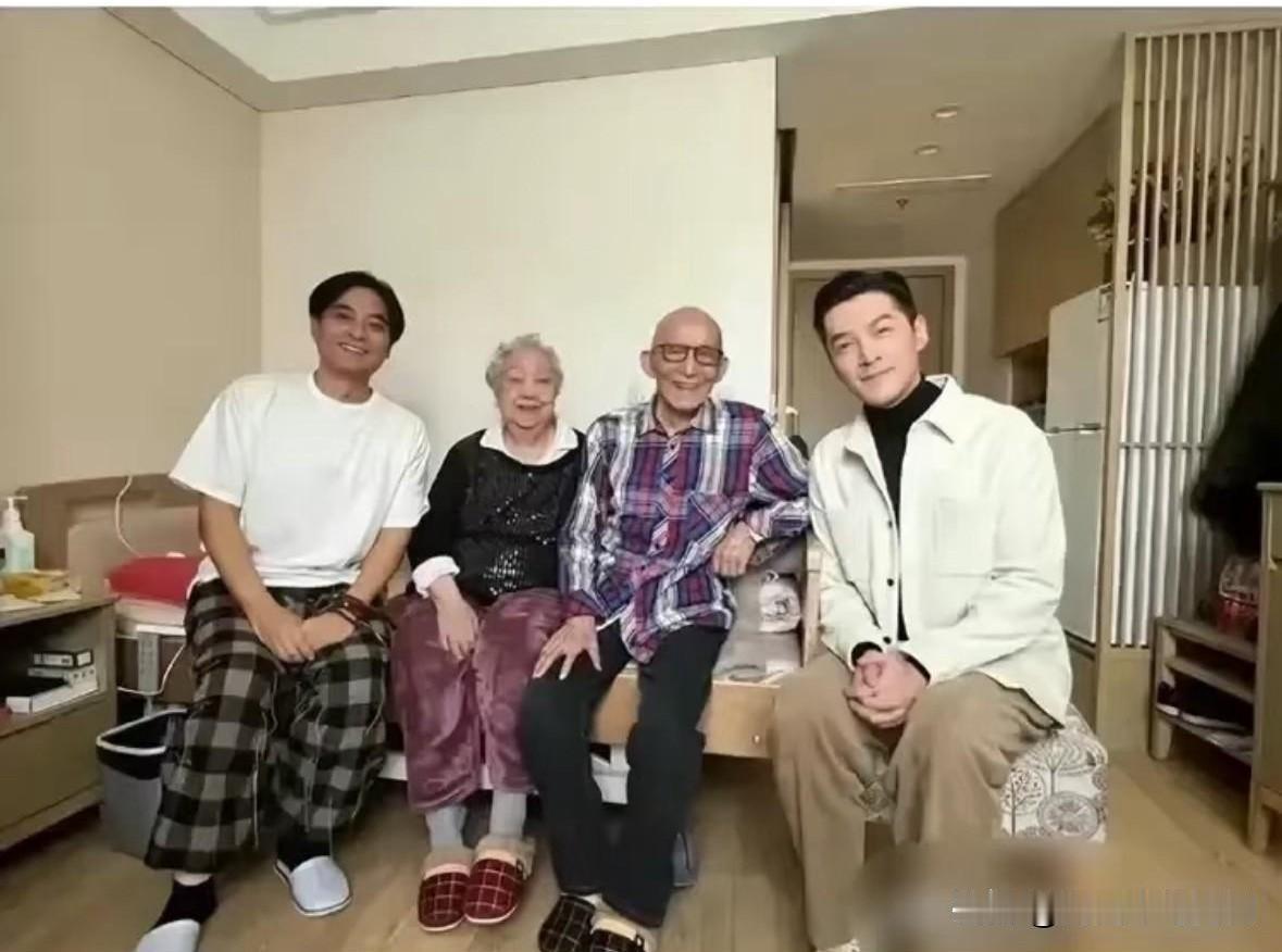 91岁游本昌夫妇在养老院过春节期间，与特意登门拜年的胡歌、陈龙的一张合影。游本昌