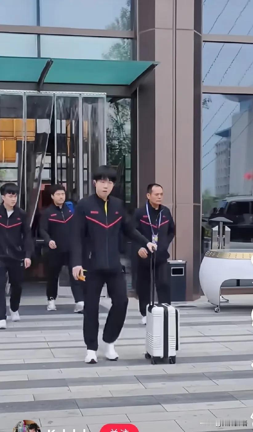 王楚钦梁靖崑已经在热身了。今天一大早，魏桥俱乐部的就出发去比赛场馆了，看样子第