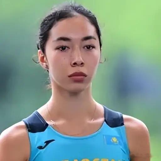 到手金牌没了！穿错鞋哈萨克女选手，太尴尬了！完赛都披上国旗庆祝了！第二名中国西藏