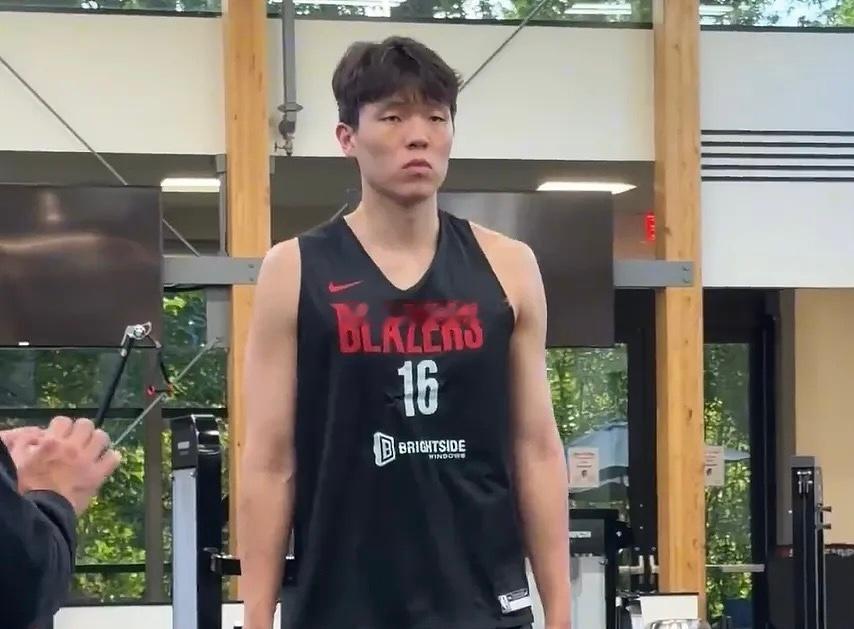 8月11日讯开拓者官方社媒更新，晒出了杨瀚森回归球队训练馆训练的视频。从视频可
