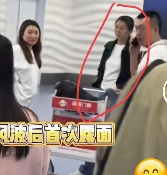 刷到闫学晶风波后首露面的机场照片，心里莫名有点不是滋味。没有口罩遮掩一身朴素穿搭