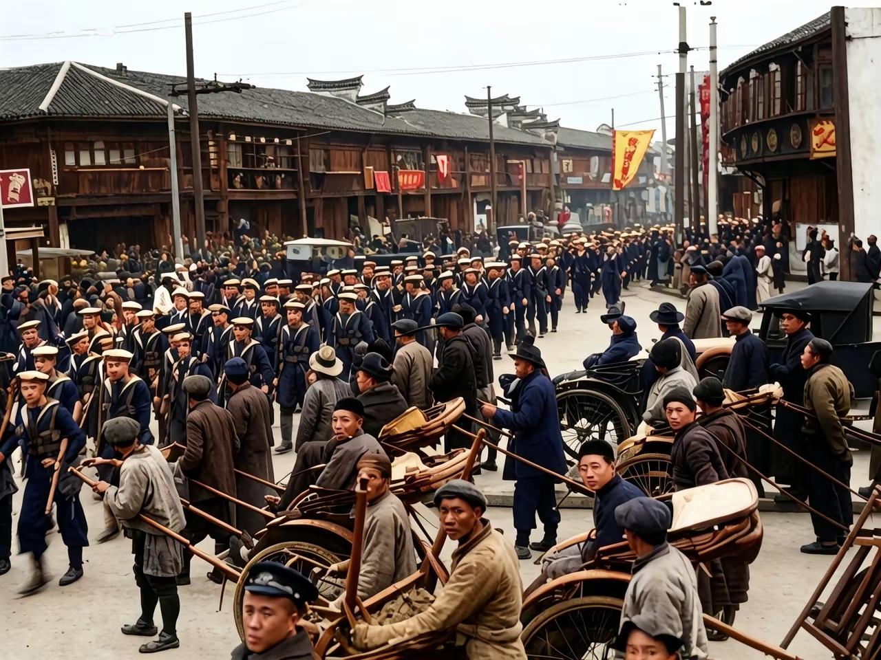 1927年，英军列队通过南京路，上海最繁华的地区。当年的北伐军势如破竹，眼看就要