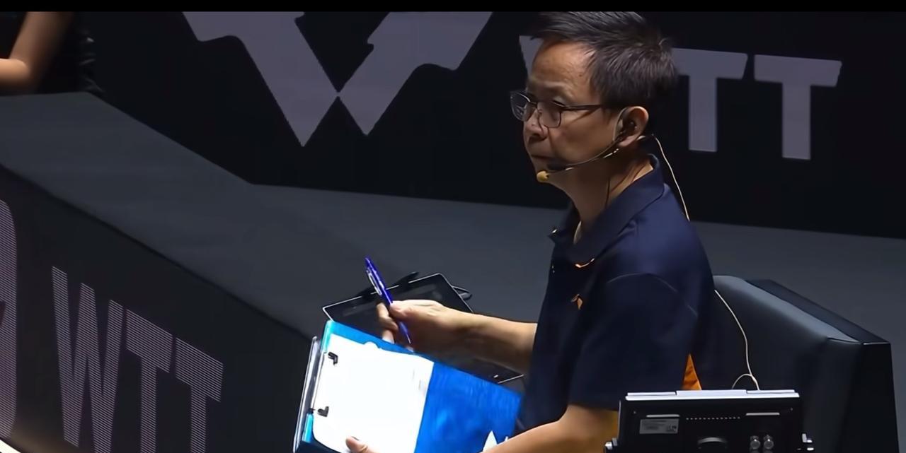 “著名的裁判”，来来来，你睁大眼睛看看王楚钦这球到底遮哪里了？全程都能看到球，好