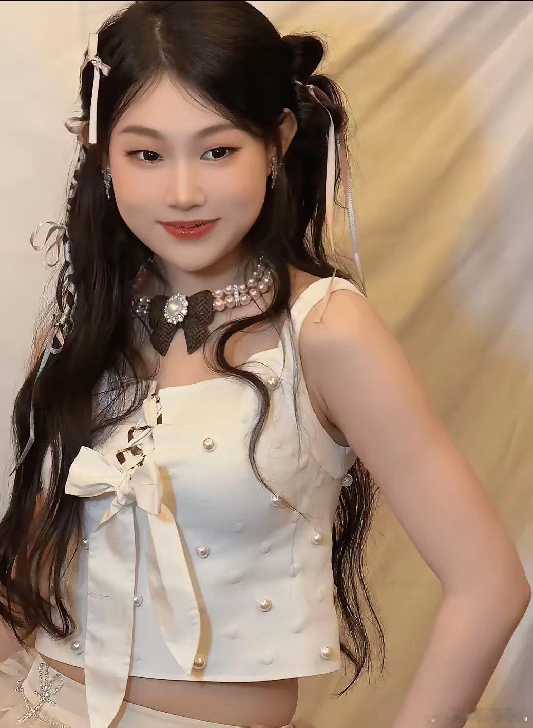 沈佳润这个孩子，你不能仔细看，因为你越仔细看，越会发现她长相平平，略微一打扮就惊