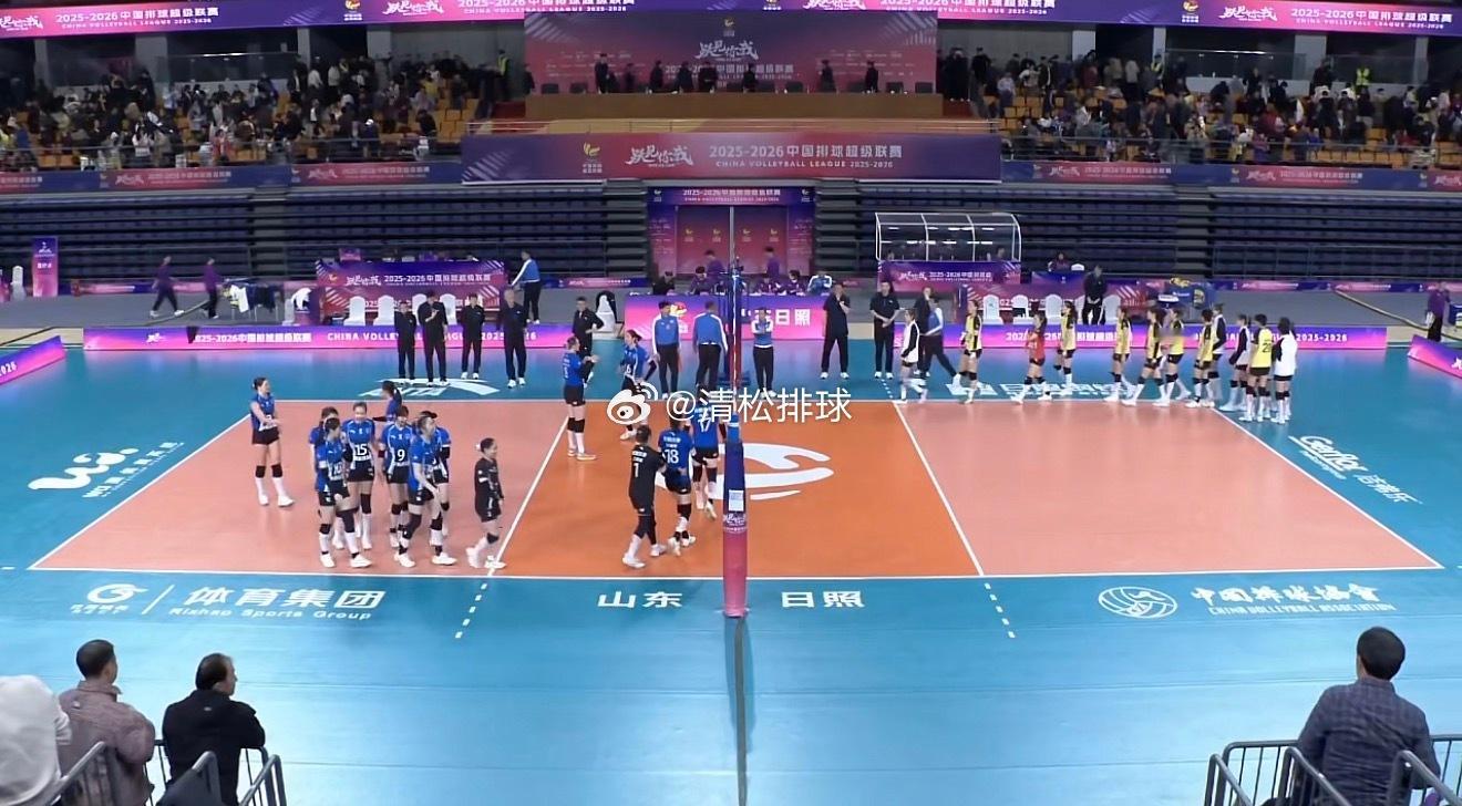 【上海女排横扫山东夺半决赛首回合胜】2025-2026中国女排超级联赛A级总决赛