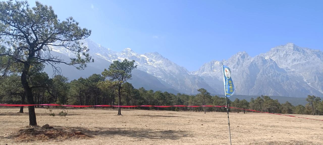 玉龙雪山是个很神奇的地方。它在云南丽江玉龙纳西族自治县境内，景区面积达415平方