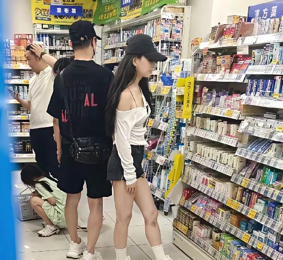 森林北有个硬伤，就是腿太短。本身个子也不高，身材比例还不好。五五分的身材，看着太