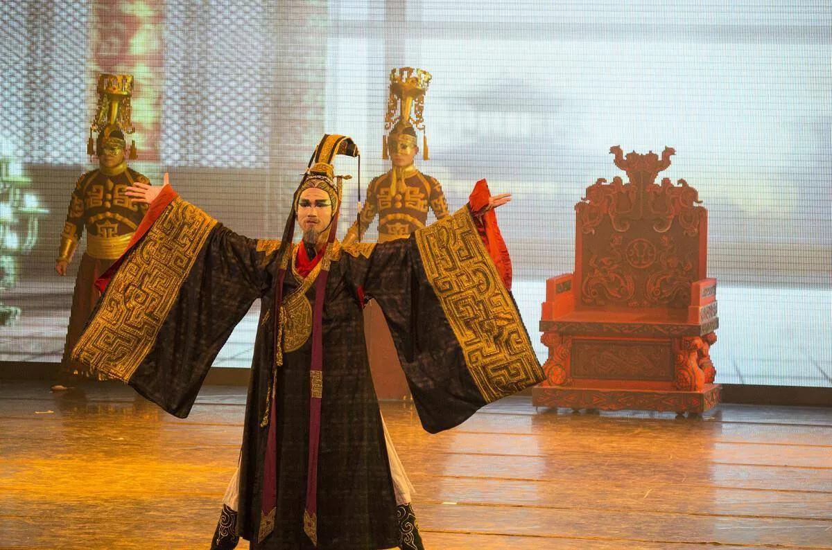 秦始皇死时，右耳流出黑血，这个细节让郭沫若一口咬定：这是被人用三寸长的铁钉钉进脑