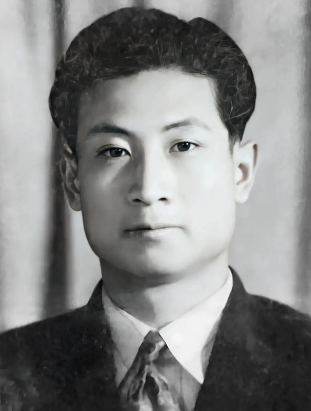1950年，李苍降不幸被捕，敌人为了逼迫他招供，叫来了他已经怀孕的妻子。敌人指着