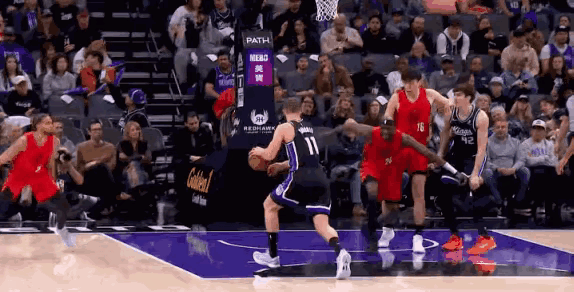 杨瀚森这个被小萨隔人暴扣他是鼓着劲去扛的，奈何力量差距太大，真的顶不住！从正面