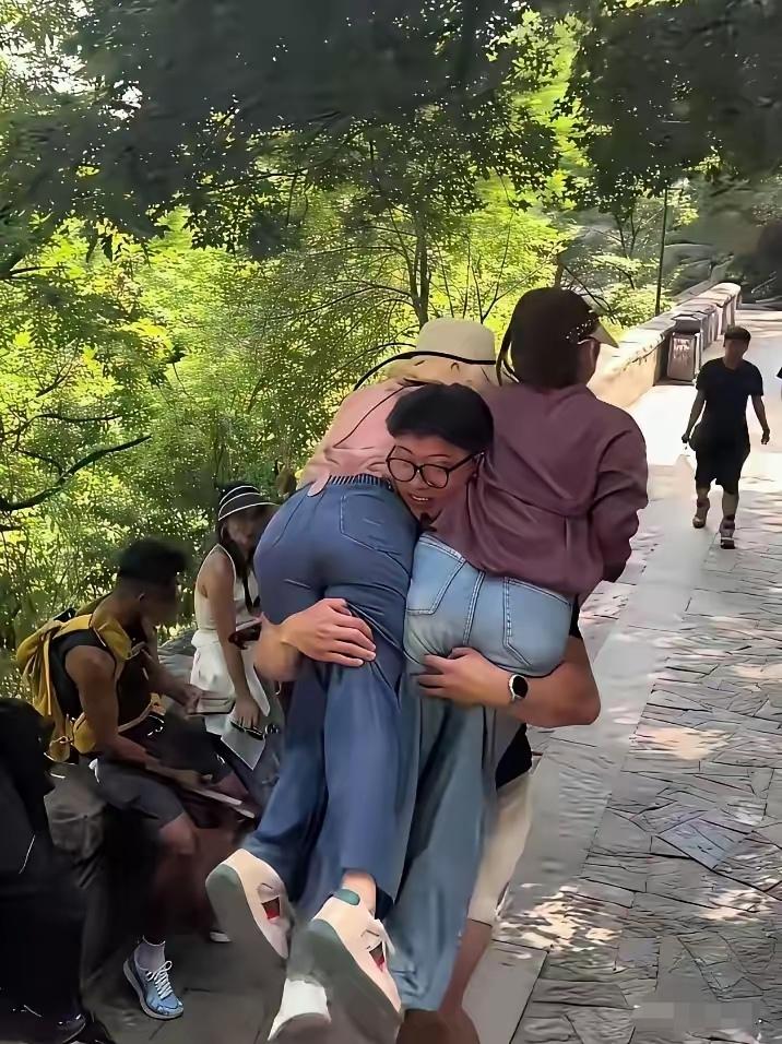 老婆和小姨子爬山累了，扛着上山，猜猜哪个是老婆？那个是小姨子？