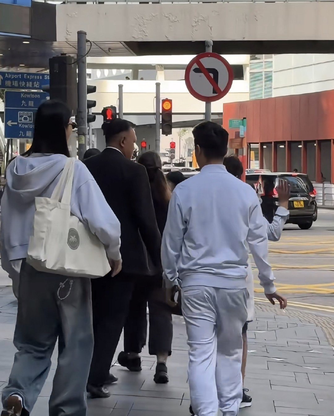 四太梁安琪和奚梦瑶何猷君现身香港中环，竟然只带了一个保镖，疑似带儿媳看房。​