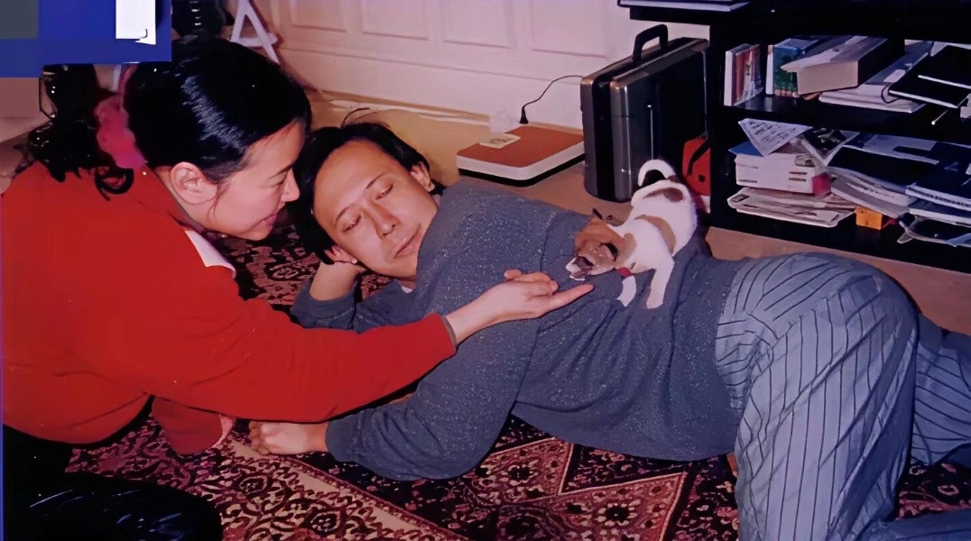 1991年，姜文与刘晓庆的一张居家照，两人在法国的日常生活。​​​