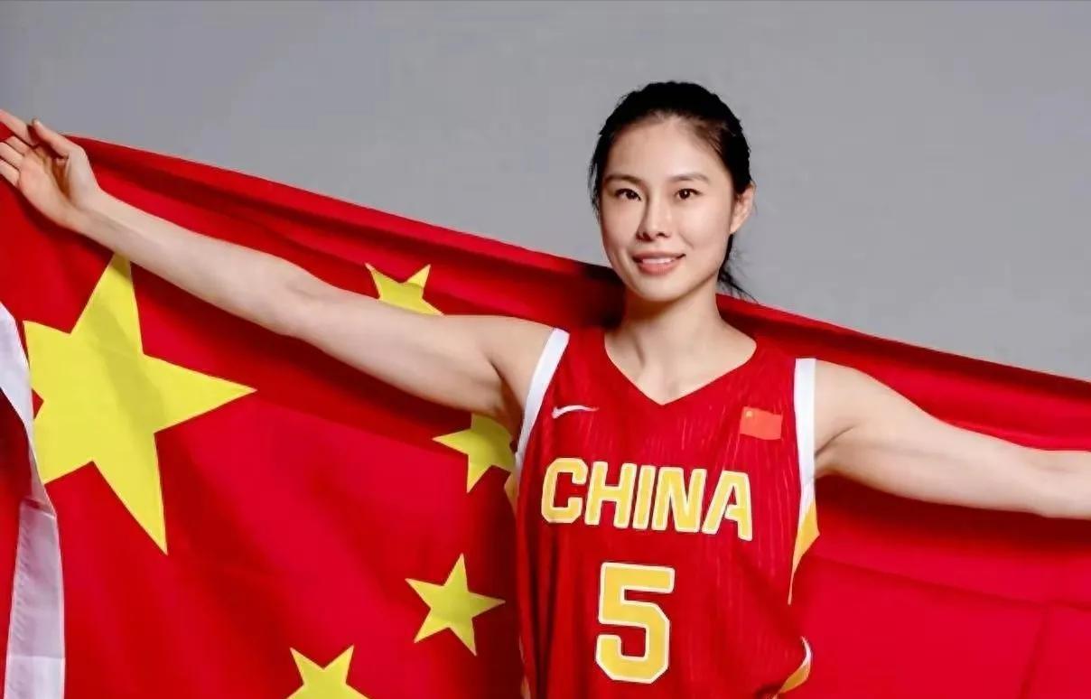 12万奖金全捐!亚洲杯后女篮国手奖金清零，宫鲁鸣能办到吗？王思雨是中国最美女篮
