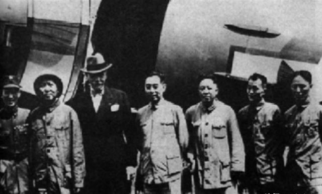 当初，毛主席去重庆谈判时，中央派了六位高手保护他的安全，就是著名的“一虎二龙三鼠