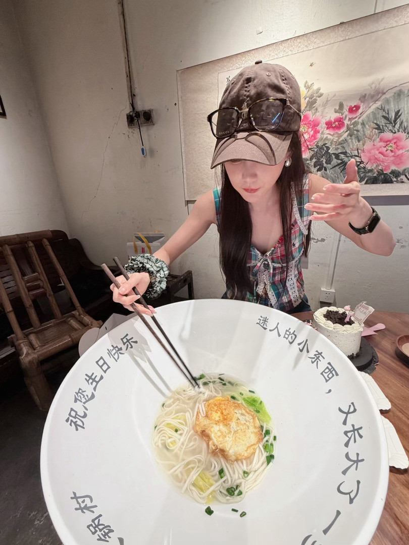 李一桐鸳鸯火锅蛋糕告别千篇一律的奶油蛋糕！火锅造型新奇有趣，愿新一岁日子红红火火