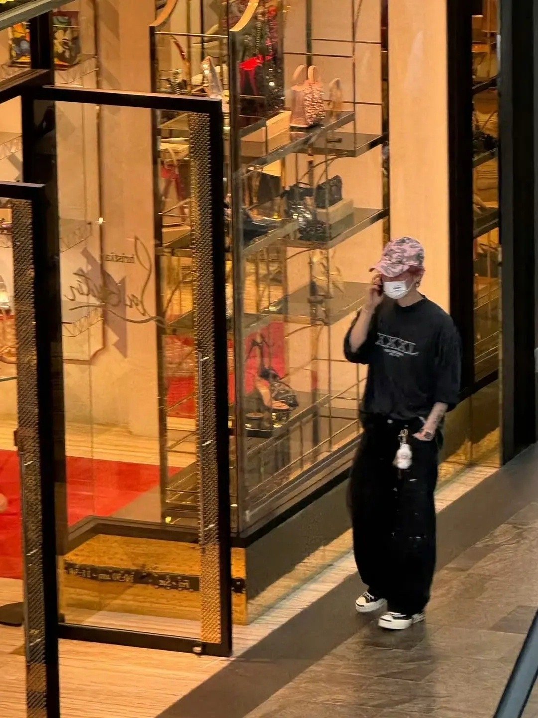 鹿晗新加坡逛街被偶遇，看样子心情不错​​​
