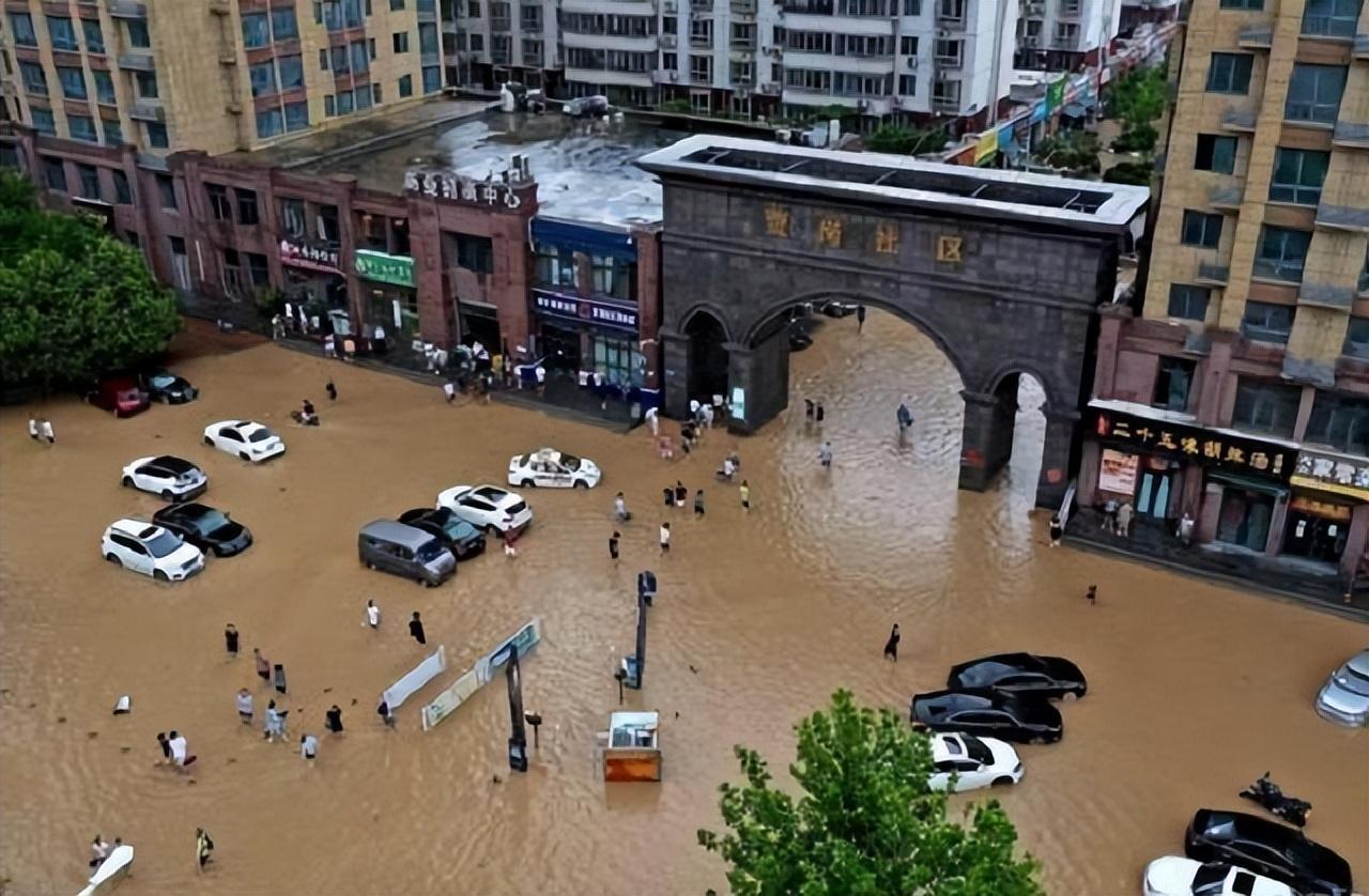 因为大雨，两天没出门，外面的事情都是看了视频才知道。许昌内涝昨晚已经上了新闻