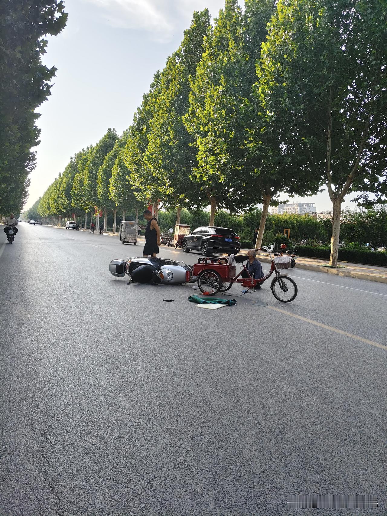 早晨开车骑车跑步散步在路上一定要注意！你看，这么宽的大公路，一辆电摩与一骑三