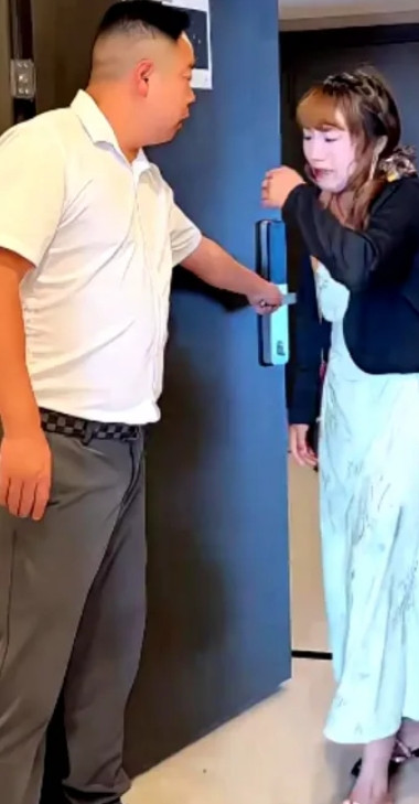 真解气，男闺蜜结婚，妻子背着丈夫偷偷去参加闺蜜的婚礼，回来气得直哭。丈夫一开门，