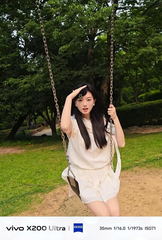 幸福地享受着快乐瞬间