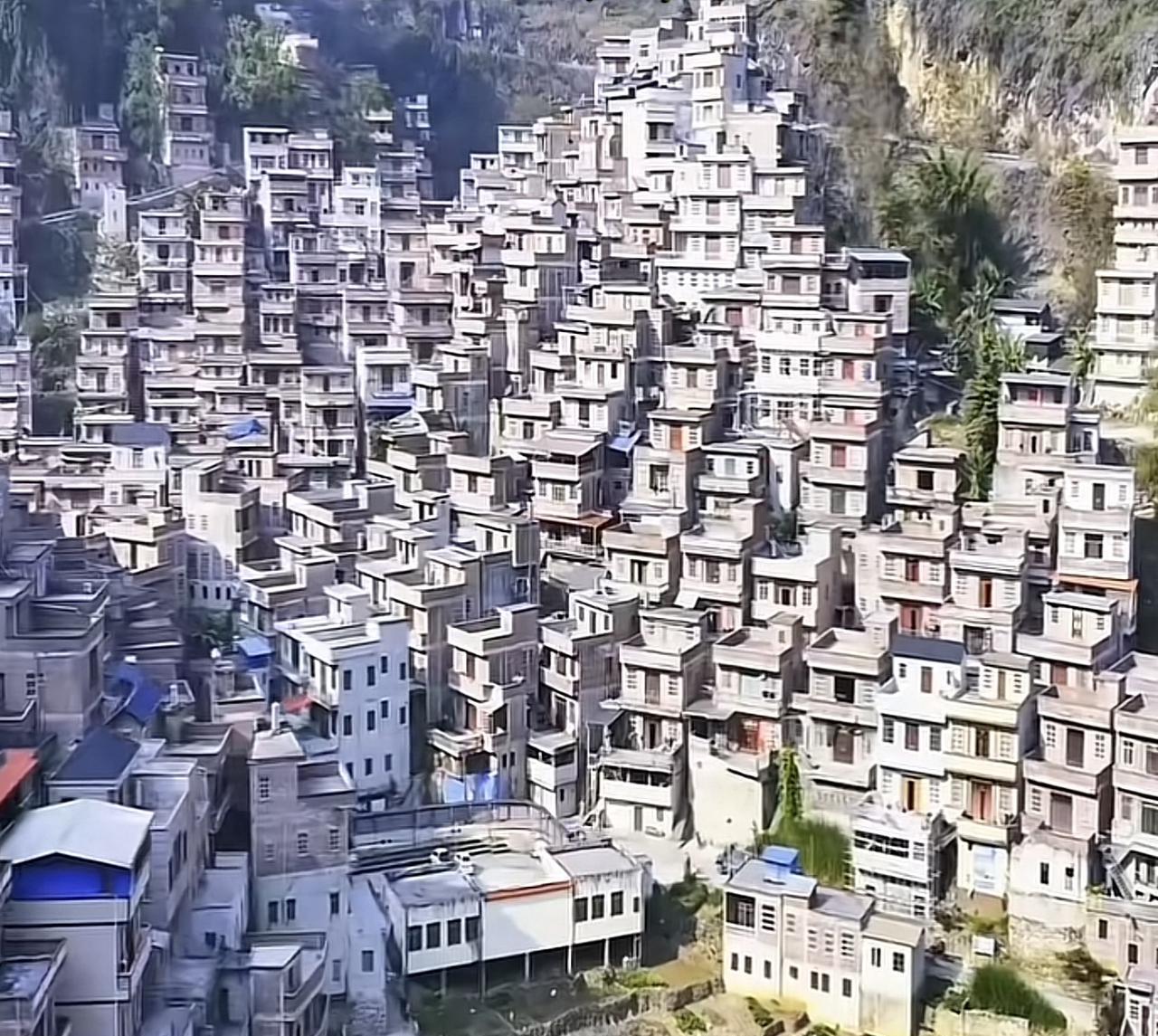 在广西天等的深山里，发现一个村庄名叫龙忙，两百多户，房子缝隙狭小，人家都挤压在