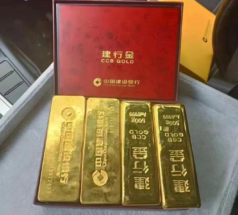 这下可好了，金价彻底跌得没了章法。3月24日刚开盘，金价就是969元/克，谁