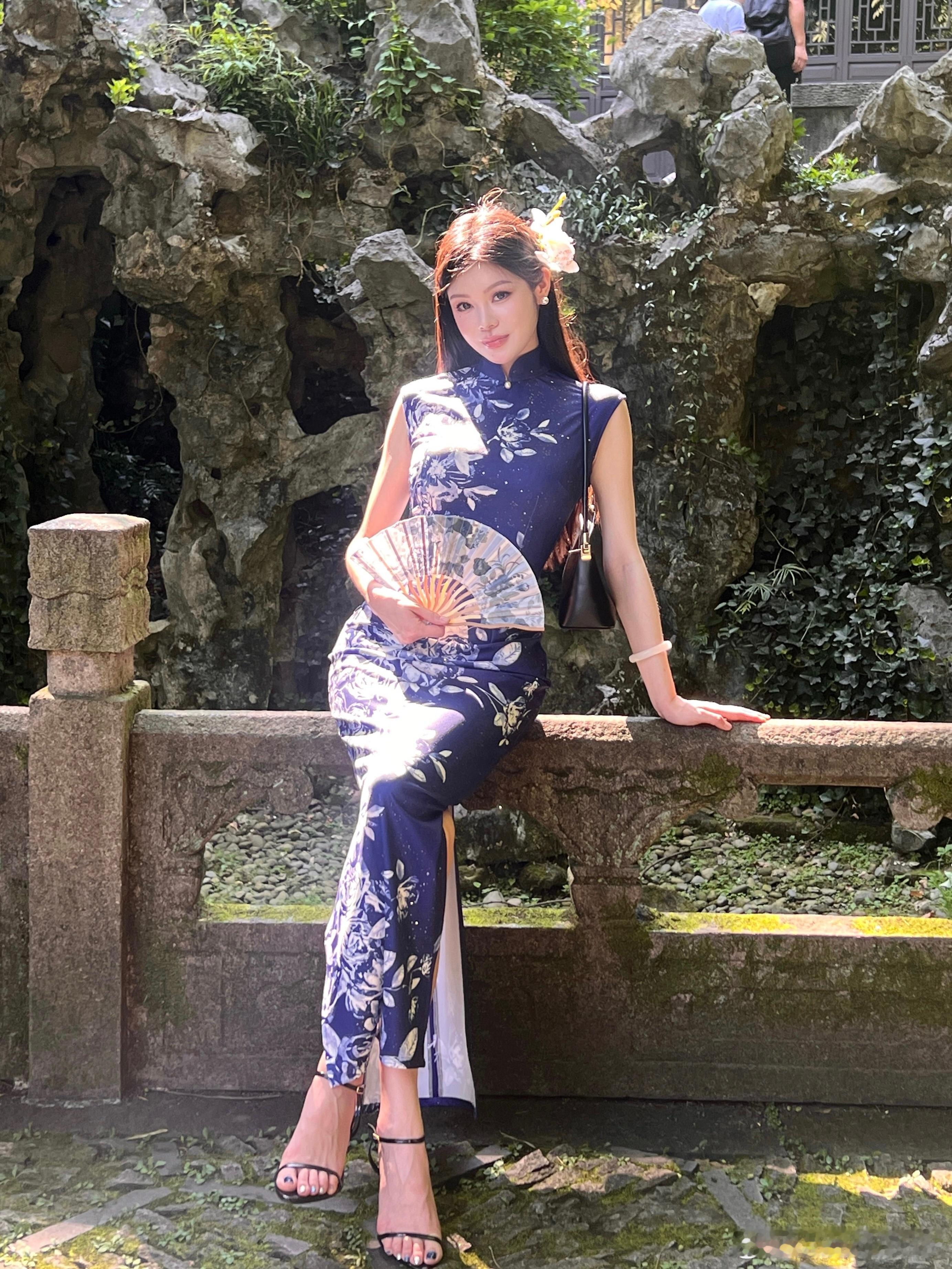 瓶身描绘的牡丹一如你初妆亿点曝光计划旗袍​​​