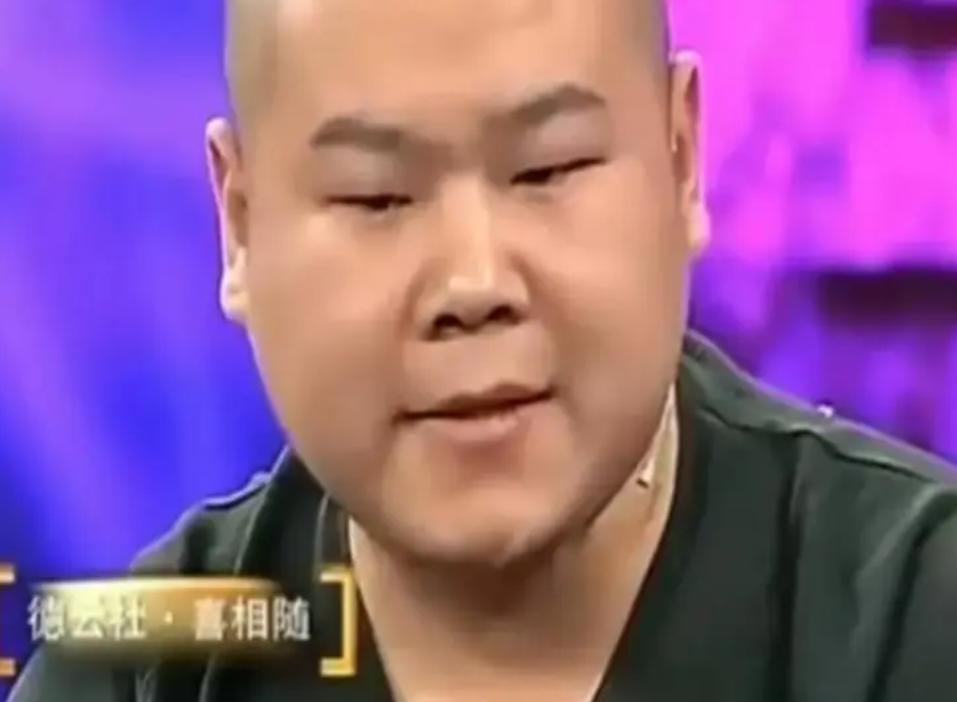 一次，在一个访谈节目中，主持人鲁豫问岳云鹏：“你结婚的时候，师父郭德纲给了你多少