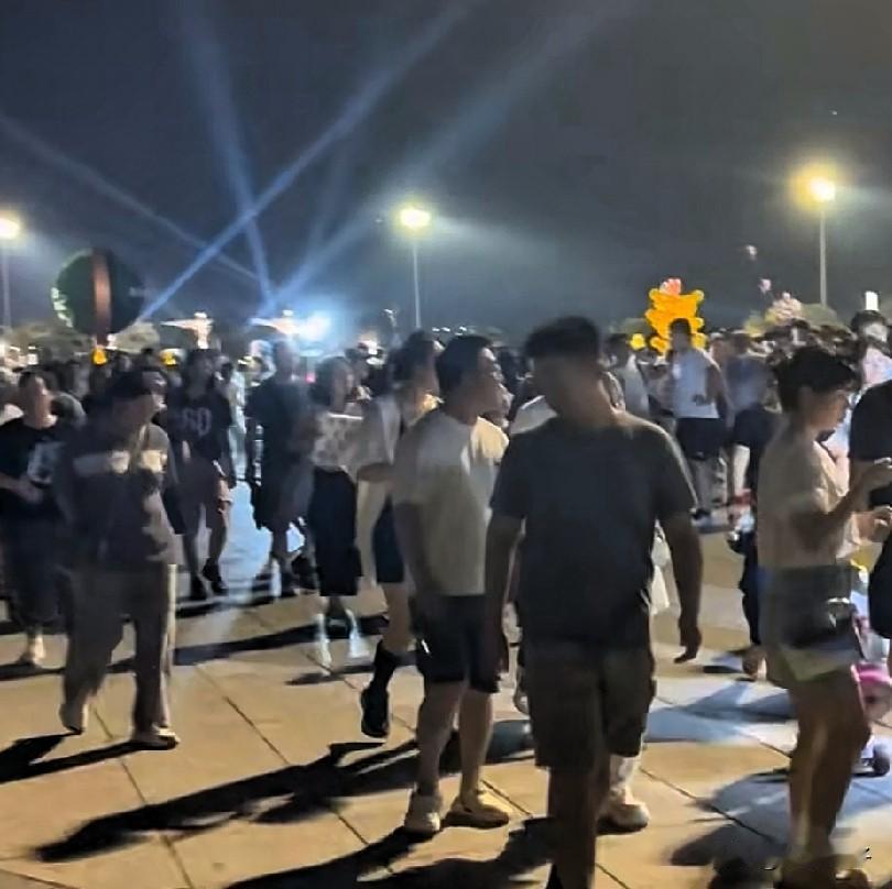 昨天晚上10点，大连东港音乐喷泉的人流不肯离散去。晚上8点多，我带着我家五岁