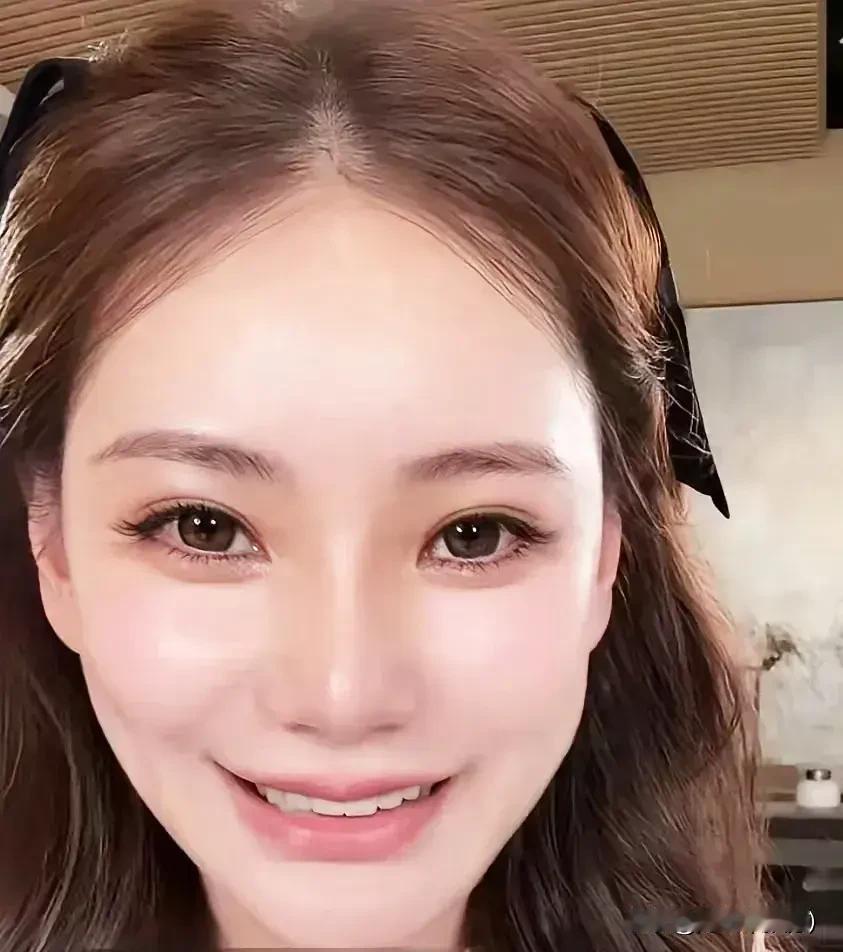 马筱梅直播间里崩溃大哭，也藏不住内心想要瓜分利益、分一杯羹的心思。一边提议